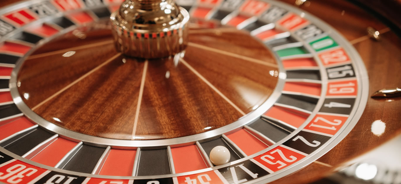 The Spin of Perfection: Inside the Roulette Table’s Design and Manufacturing